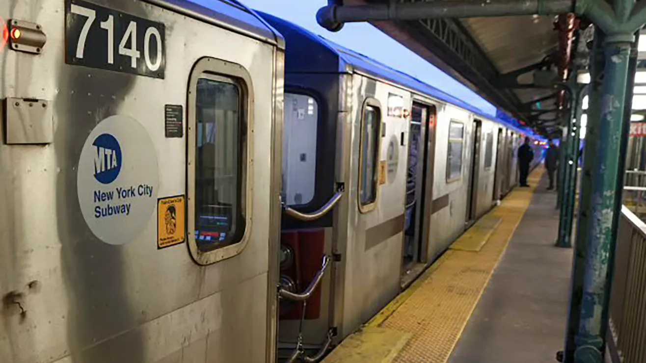 Hombre empuja a mujer de 65 años a las vías del metro en El Bronx