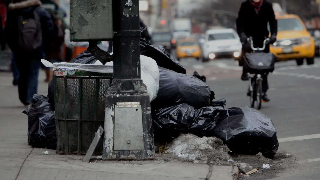 NYC multará con hasta $200 por sacar la basura sin contenedor
