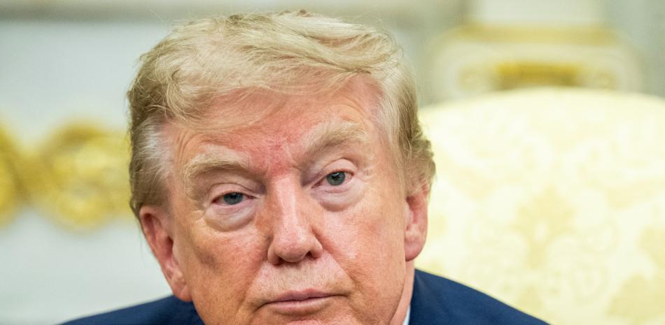 Trump dice que “saldrá” de Irán “a menos” que se quede con el petróleo “como en Venezuela”