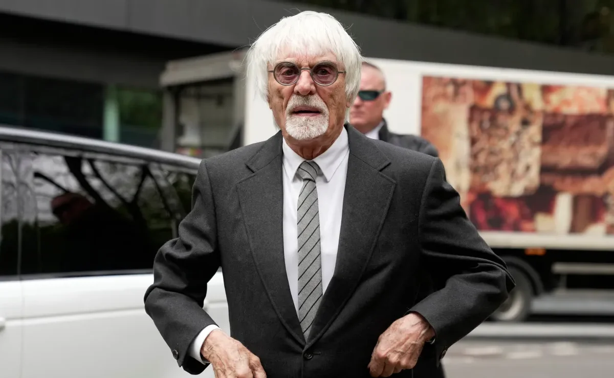 Retienen a exjefe de la F1, Bernie Ecclestone por viajar en avión con una escopeta sin documentación