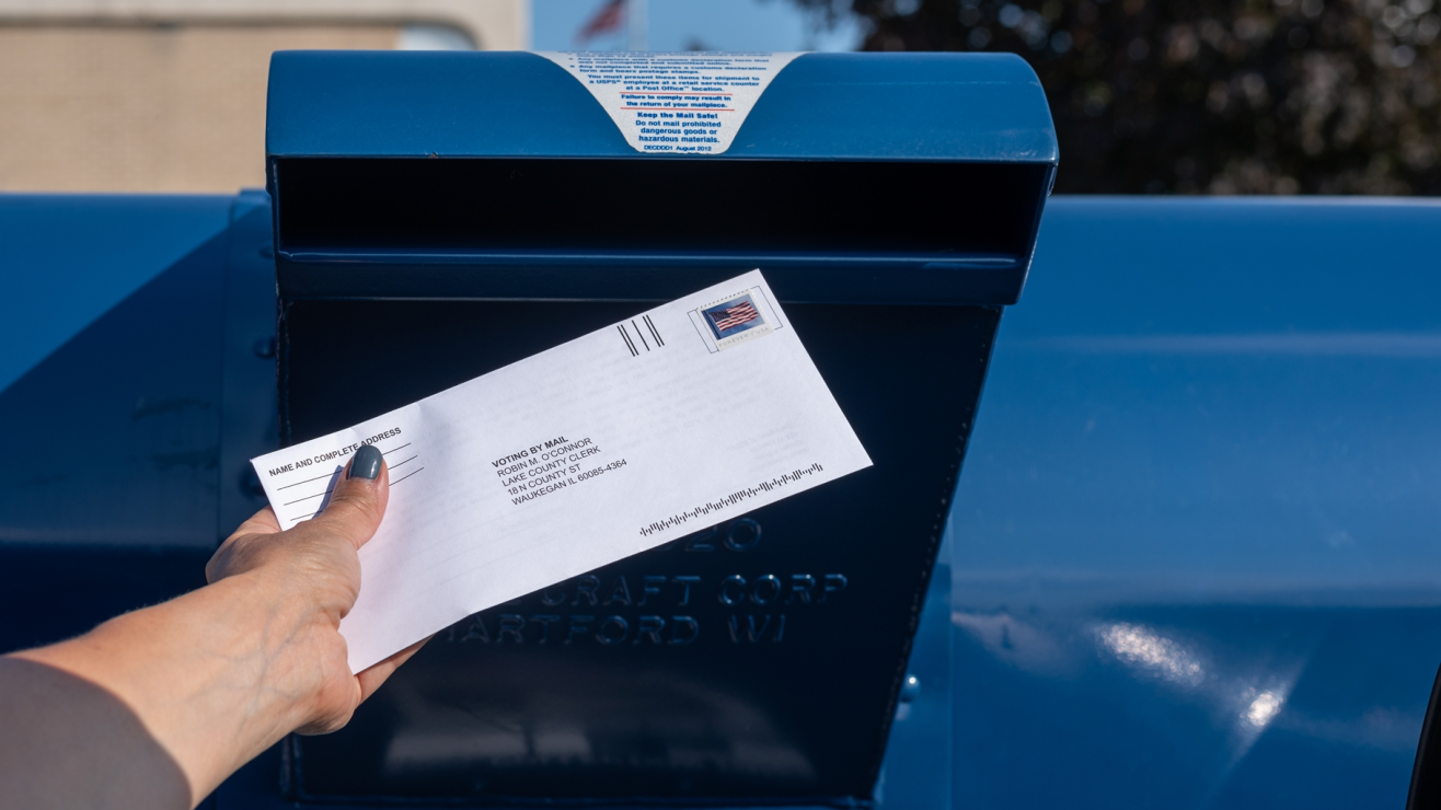 Jueza federal sostiene el bloqueo de la reforma de Trump que restringe el voto por correo