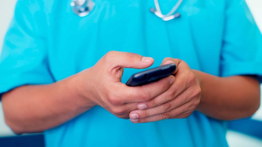 El Código Penal no prohíbe WhatsApp, pero cambia la relación entre médicos y pacientes