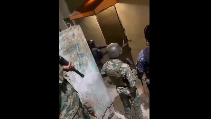 Envían a prisión hombre acusado de intentar matar a mujer rescatada por policías tras romper puerta