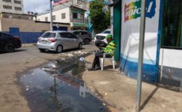 Agua estancada afecta a peatones y negocios en Villa Consuelo