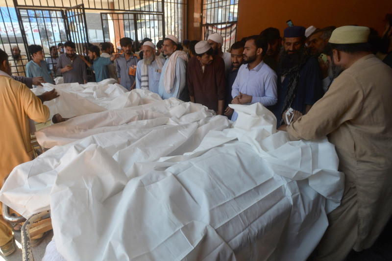 Mueren 27 alumnos y un profesor al derrumbarse el techo de un colegio en Pakistán