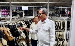Ministerio de Trabajo sanciona 101 tiendas de inversionistas chinos por violaciones laborales