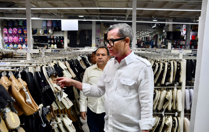Ministerio de Trabajo sanciona 101 tiendas de inversionistas chinos por violaciones laborales