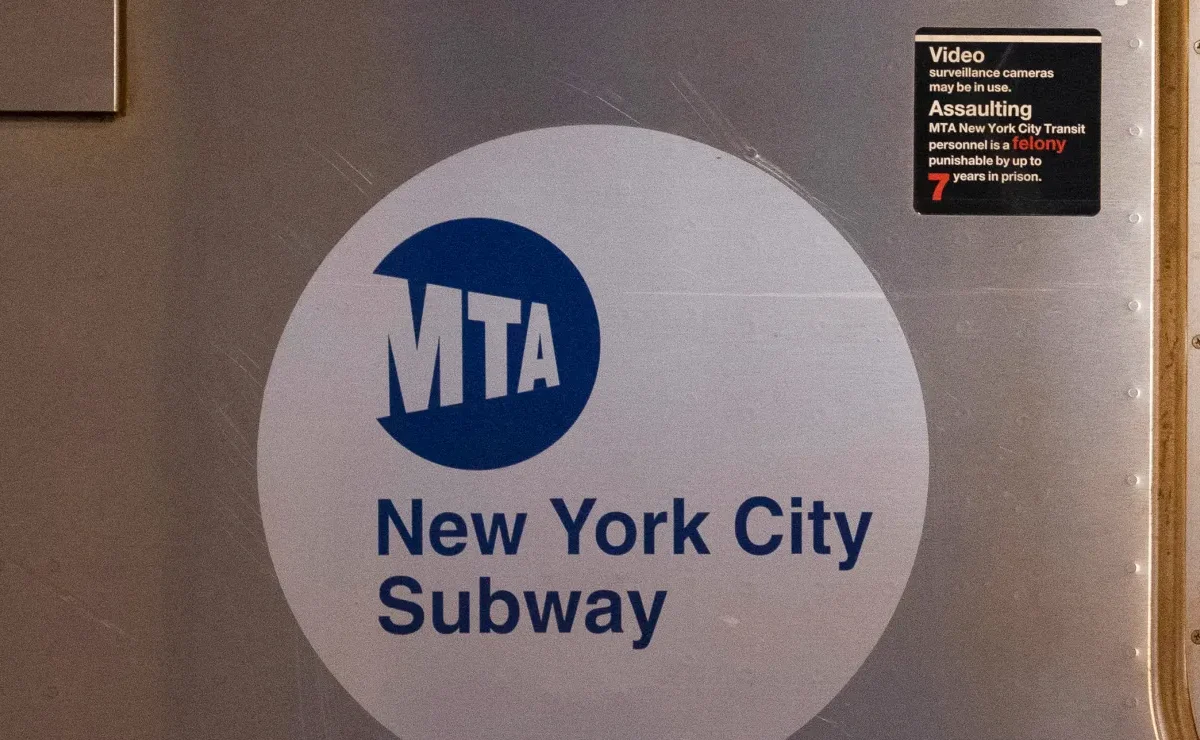 Aranceles de Trump podrían sumar $1 mil millones al costo de nuevos trenes y autobuses de Nueva York