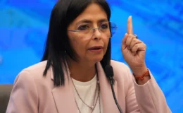 Delcy Rodríguez acusa a María Corina Machado de hacer un “show” con su regreso a Venezuela