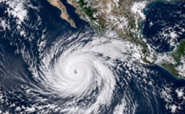 El huracán Simón alcanza la categoría cuatro y se aproxima a México