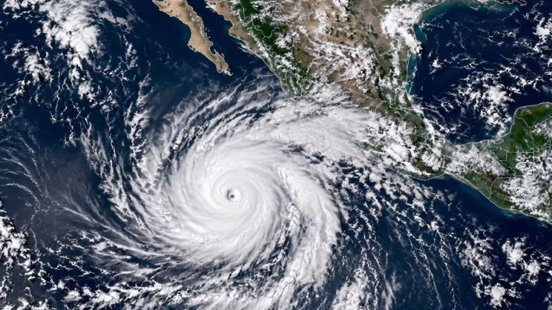 El huracán Simón alcanza la categoría cuatro y se aproxima a México