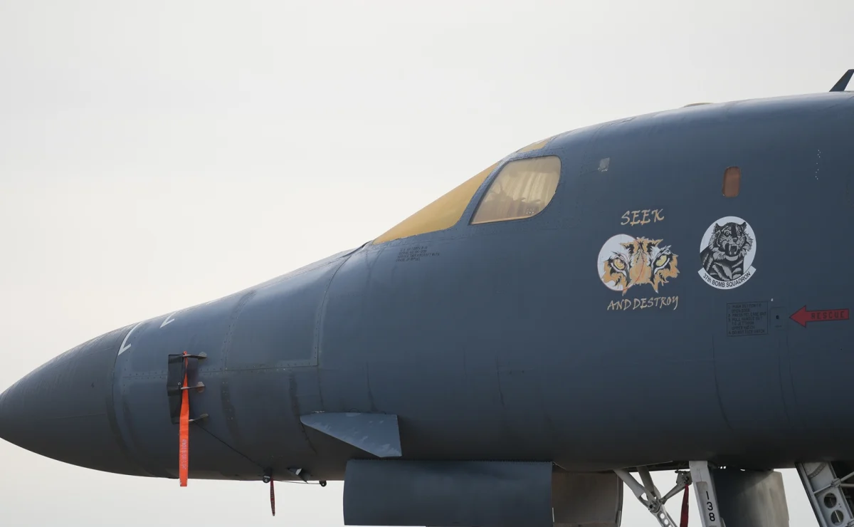 Trump dice que EE.UU. retiró bombarderos de base en Inglaterra por una amenaza vinculada con Irán