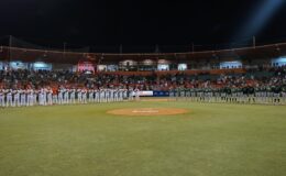 Oscar de la Cruz y tres jonrones conducen 11-0 a las Estrellas sobre los Toros en noche de apertura