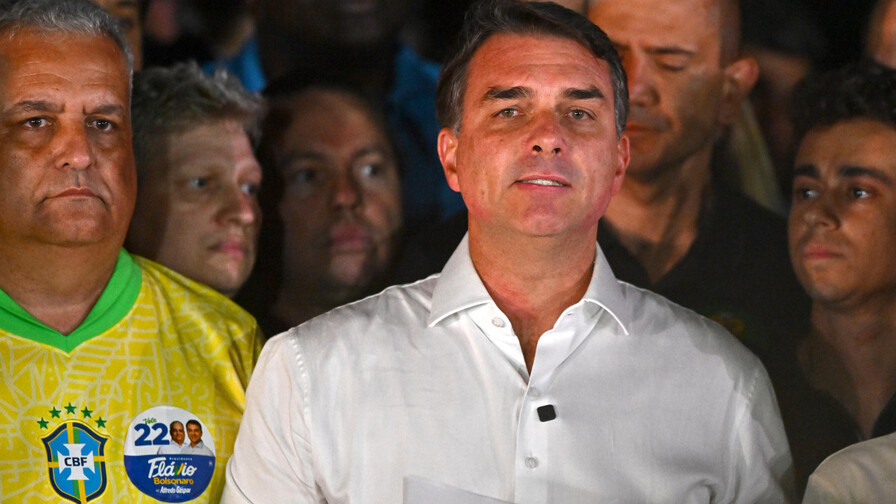 Flávio Bolsonaro huye a EE. UU. con su familia y Lula califica la salida de “vergonzosa”